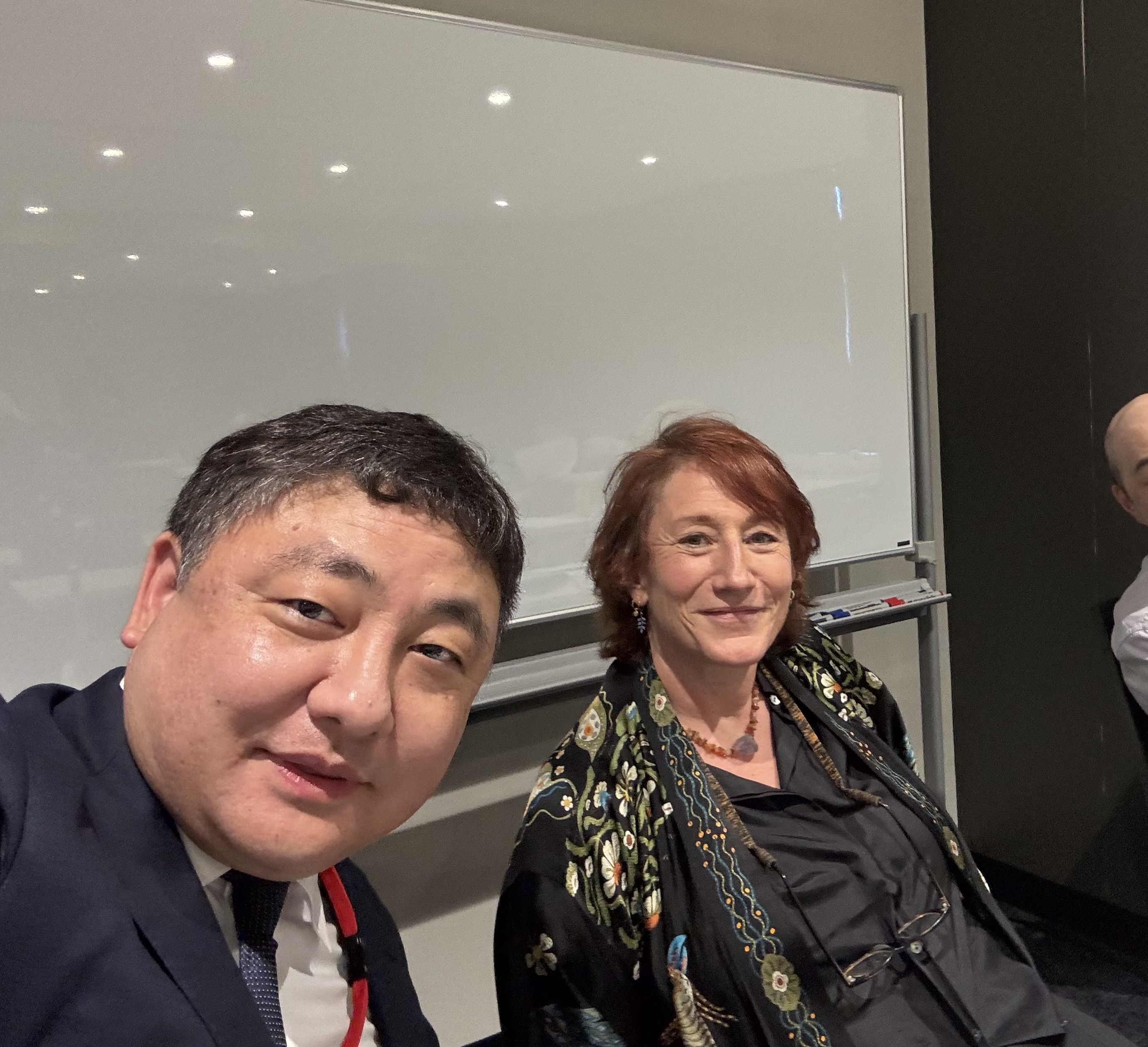 衞藤先生(左)と英国精神分析協会の精神分析家Rachel Gibbons先生(右)